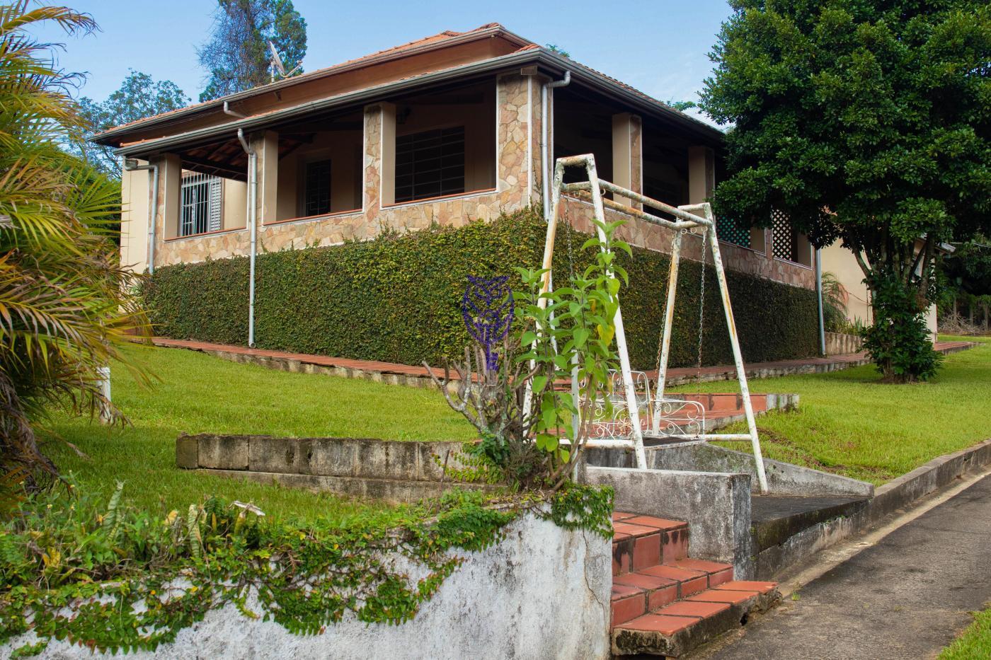 Fachada da chcara com jardim em Serra Negra SP
