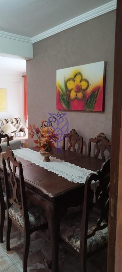 Sala de jantar com decorao no apartamento no Condomnio Shopping Avenida em Serra Negra SP