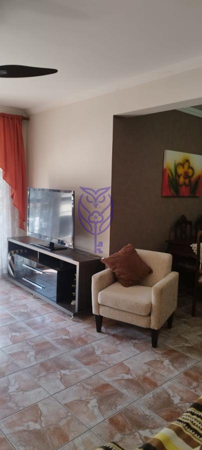 Sala de estar com sof no apartamento no Condomnio Shopping Avenida em Serra Negra SP