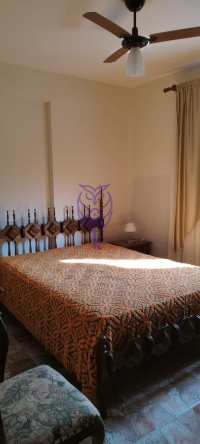 Quarto principal com cama de casal no apartamento no Condomnio Shopping Avenida em Serra Negra SP