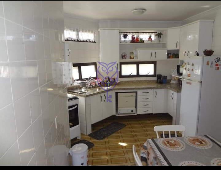 Cozinha com armrios no apartamento no Condomnio Palo Alto em Serra Negra SP