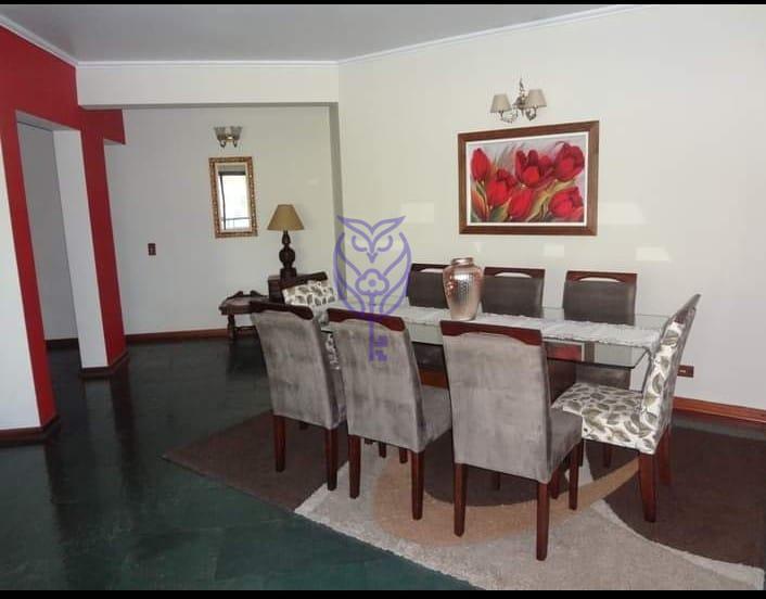 Sala de jantar com lustre no apartamento no Condomnio Palo Alto em Serra Negra SP