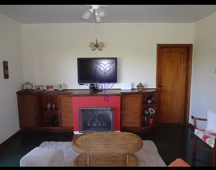 Sala de estar com TV e lareira no apartamento no Condomnio Palo Alto em Serra Negra SP