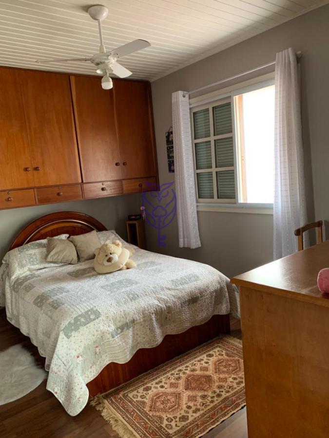 Quarto principal com cama de casal no sobrado no Condomnio Place Genevere em Serra Negra SP