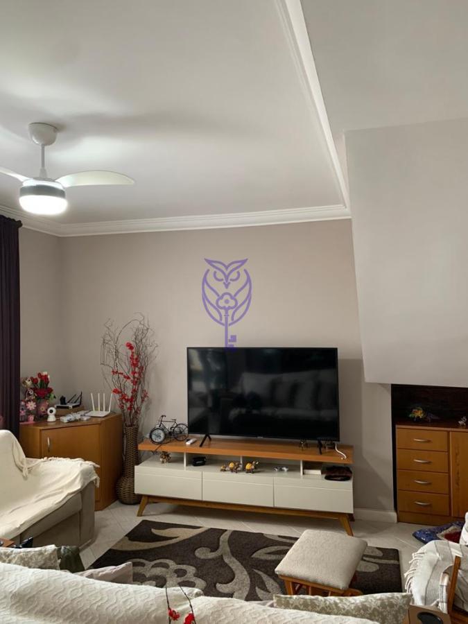 Sala de jantar ampla no sobrado no Condomnio Place Genevere em Serra Negra SP