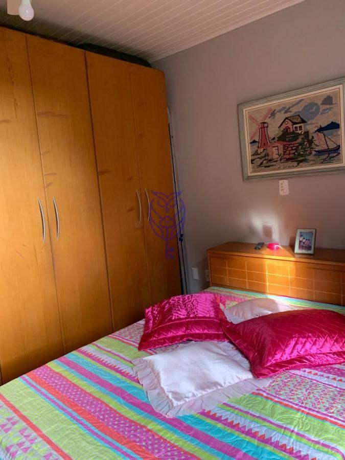 Quarto com beliche e decorao colorida no sobrado no Condomnio Place Genevere em Serra Negra SP