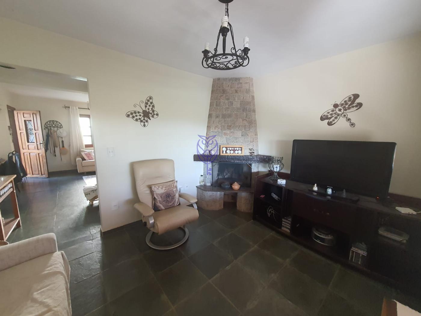 Sala de estar com TV no sobrado no Condomnio Place Genevere em Serra Negra SP