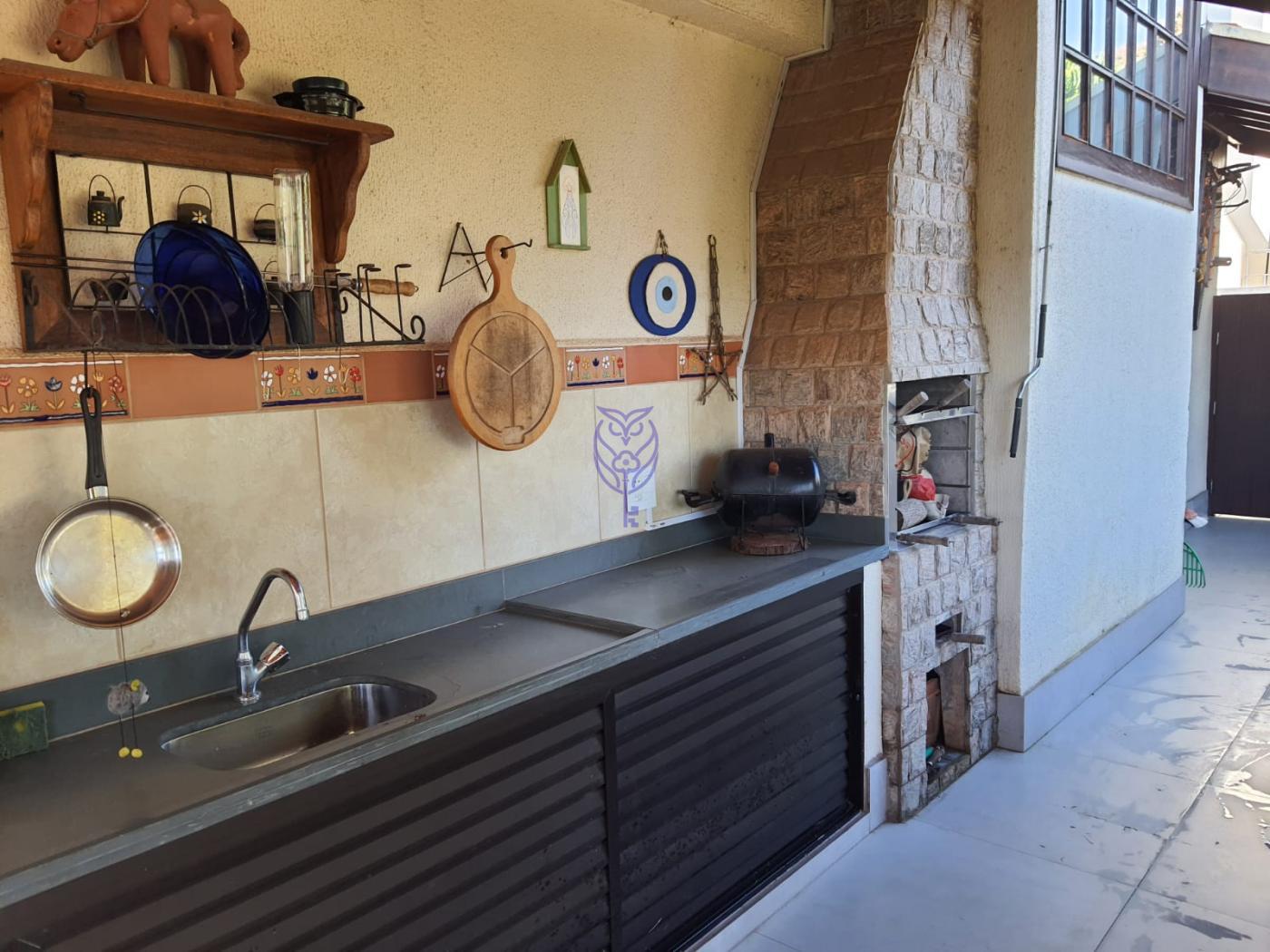 Cozinha com detalhes rsticos no sobrado no Condomnio Place Genevere em Serra Negra SP