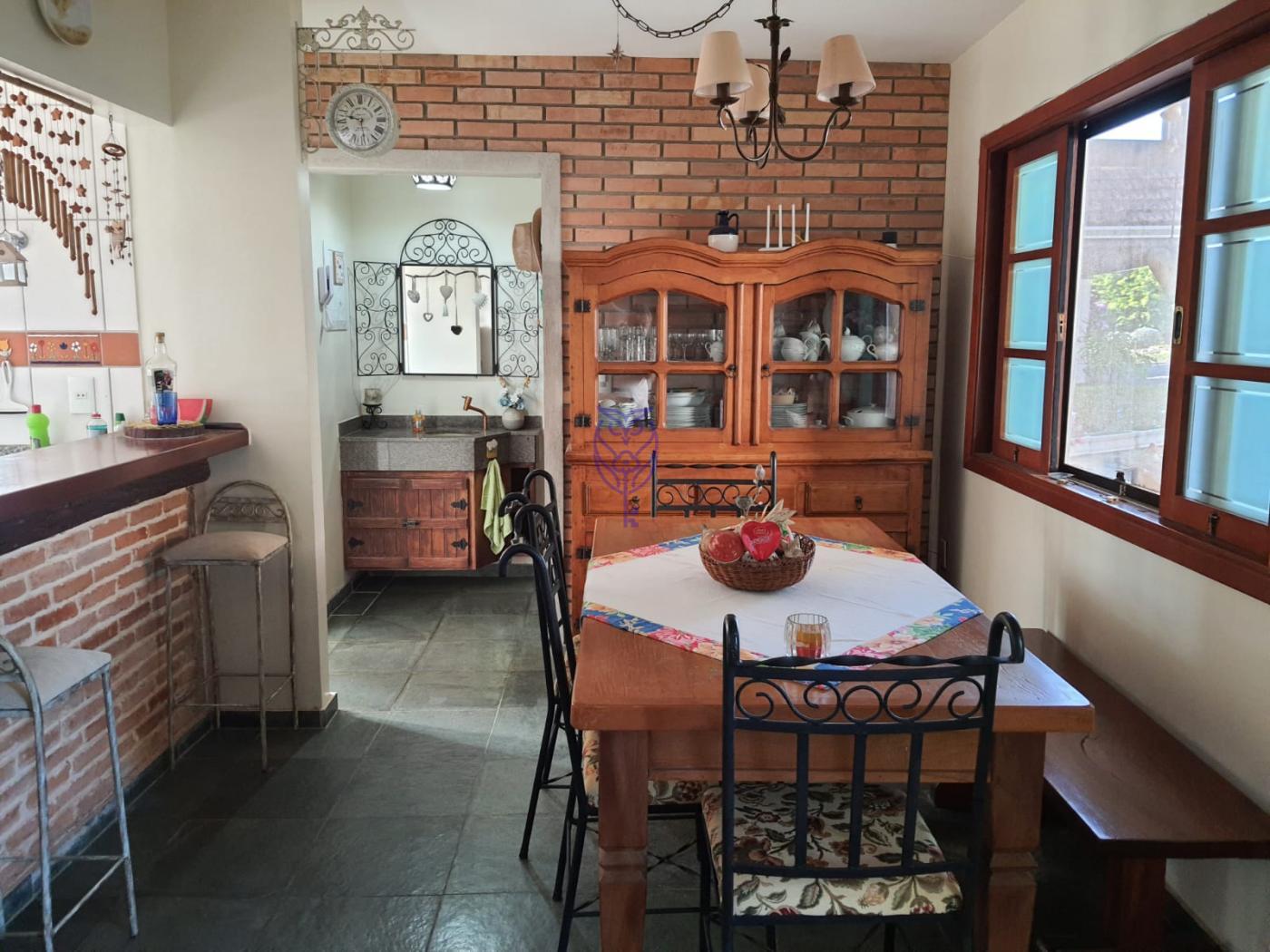 Cozinha com rea de jantar no sobrado no Condomnio Place Genevere em Serra Negra SP