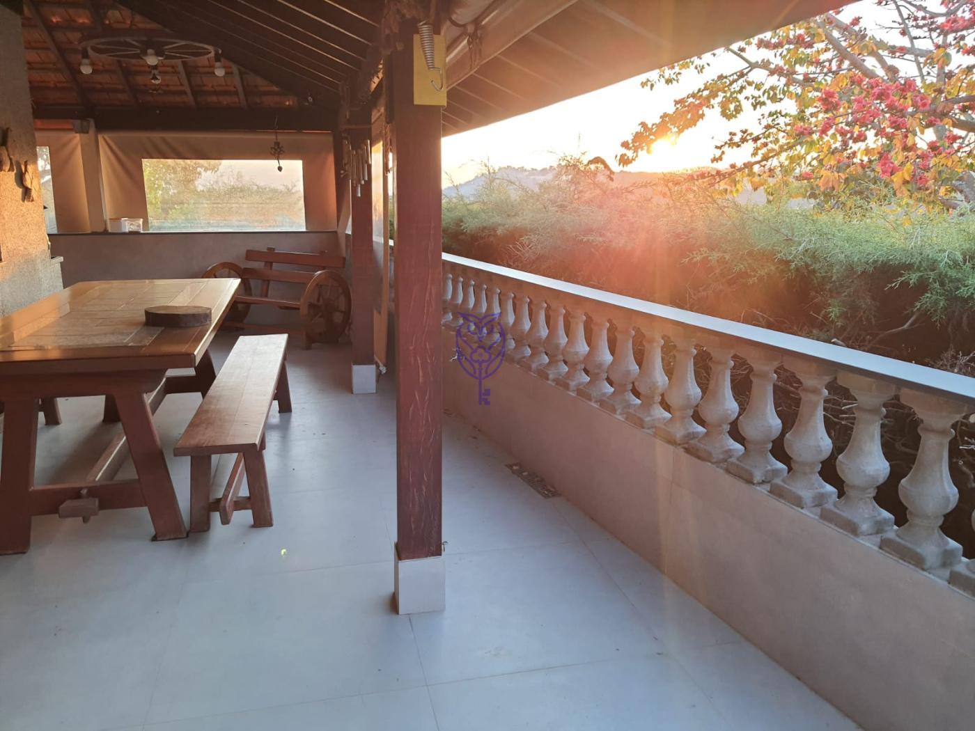 Varanda com mesa e vista para o verde no sobrado no Condomnio Place Genevere em Serra Negra SP