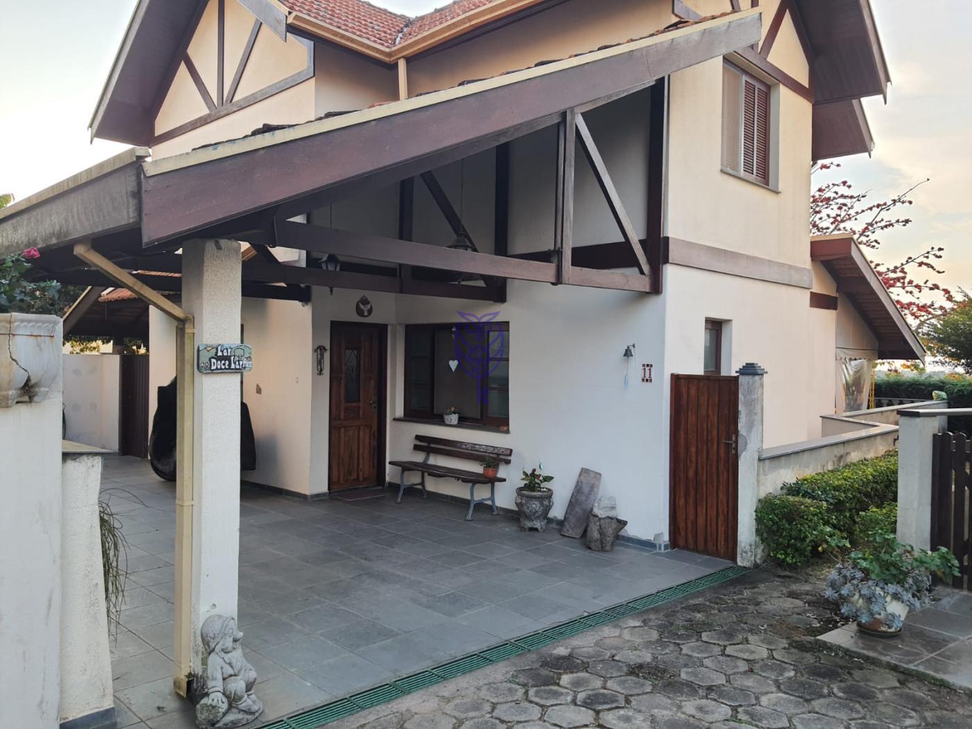 Fachada do sobrado no Condomnio Place Genevere em Serra Negra SP