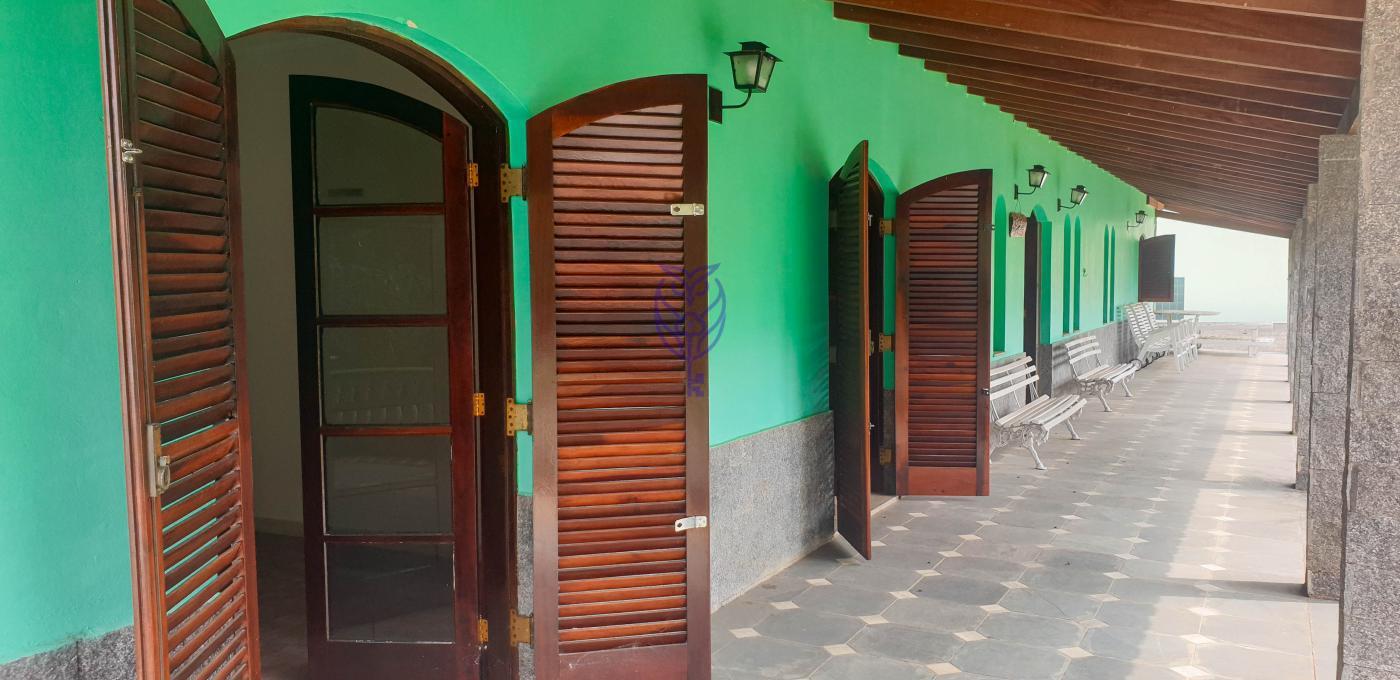 Fachada verde da casa na chcara em Serra Negra SP