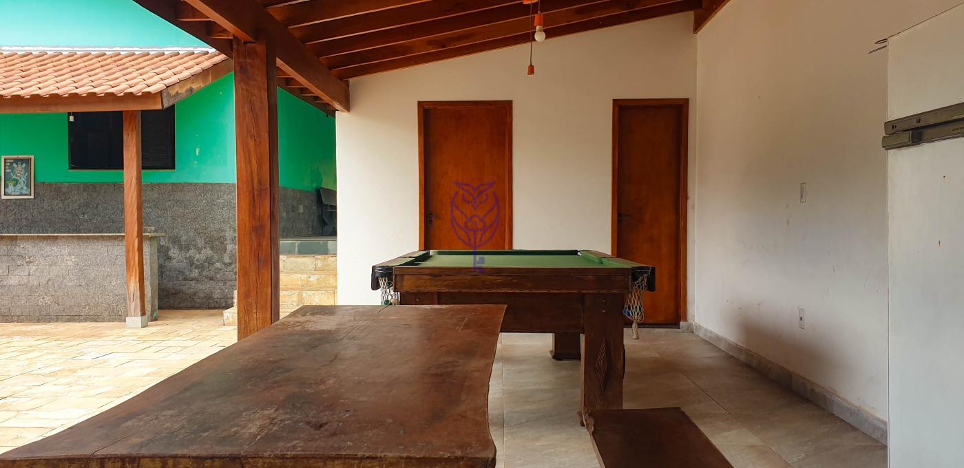 Sala de jogos com mesa de bilhar na chcara em Serra Negra SP