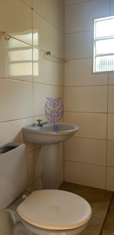 Cozinha com detalhes rsticos no sobrado no Condomnio Place Genevere em Serra Negra SP