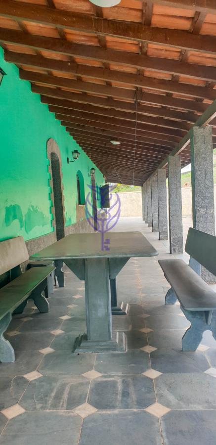 rea coberta com mesa na chcara em Serra Negra SP