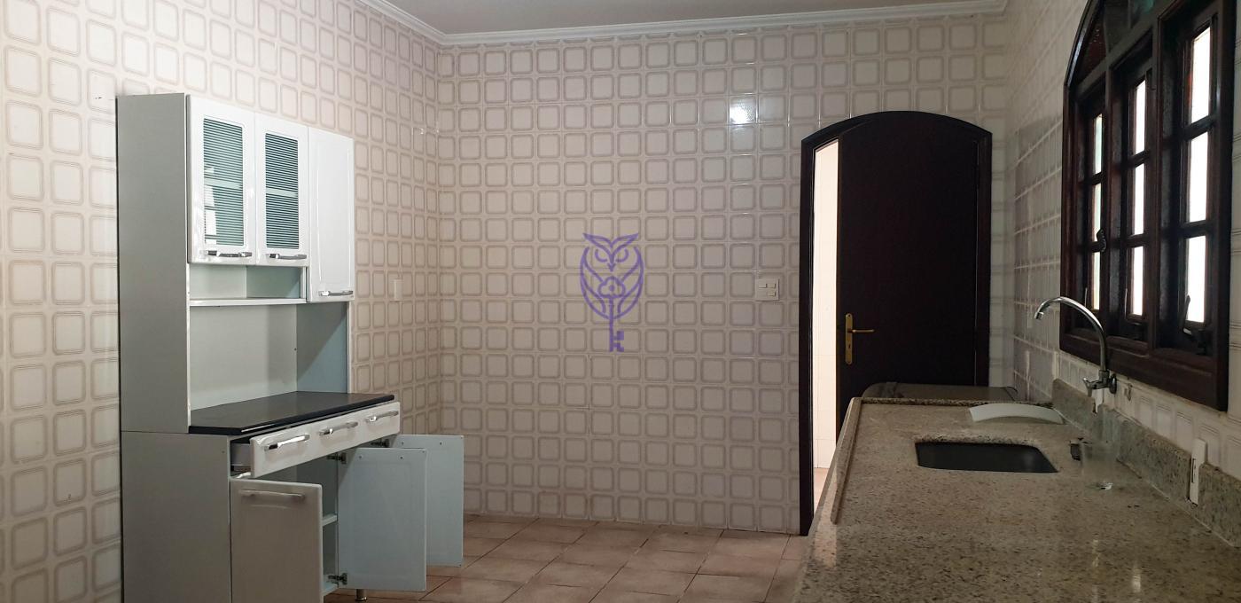 Cozinha com detalhes rsticos no sobrado no Condomnio Place Genevere em Serra Negra SP