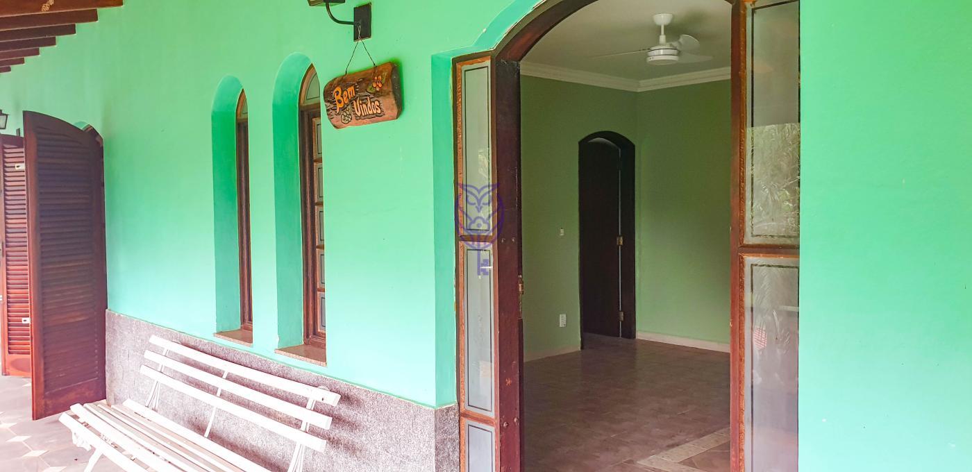 Quarto amplo com portas verdes na chcara em Serra Negra SP