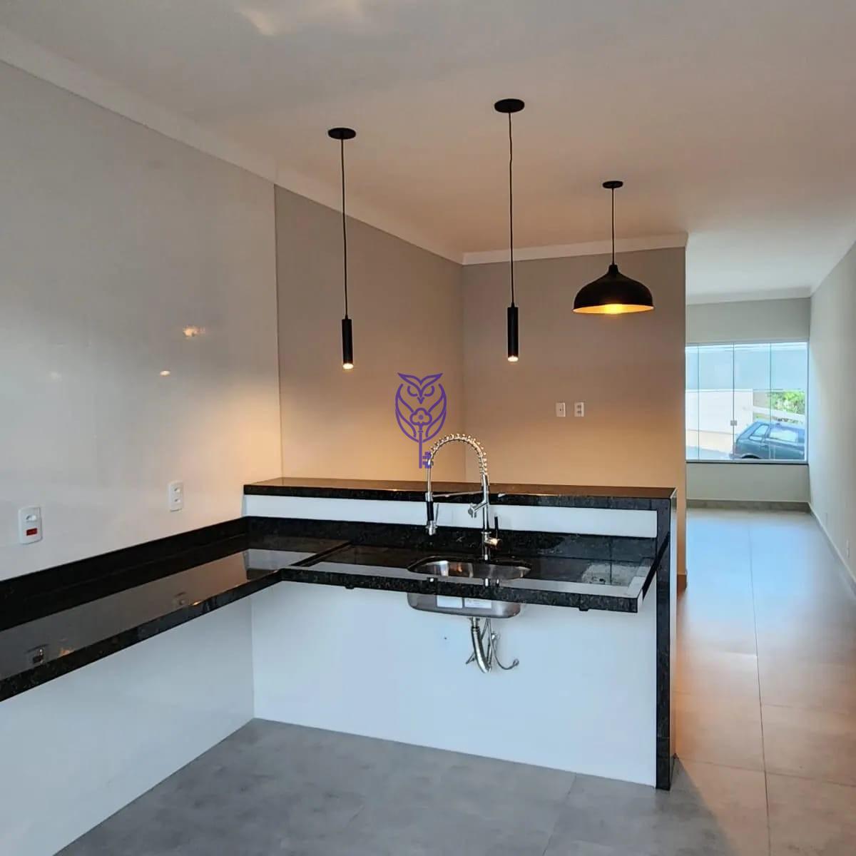 Cozinha conceito aberto da casa  venda no Parque Modelo, Amparo, SP, com bancada moderna e armrios planejados