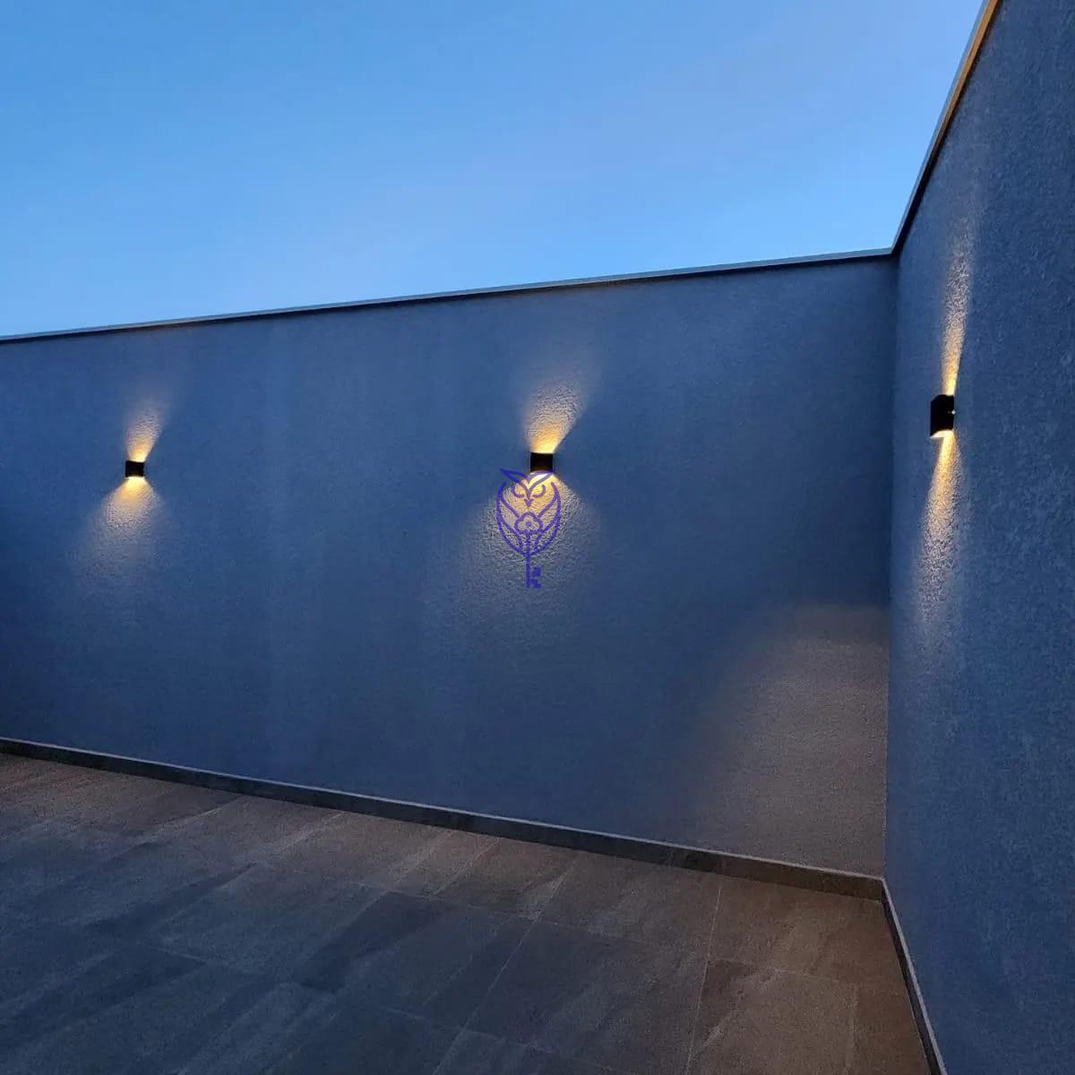 Detalhe da fachada externa da casa no Parque Modelo, Amparo, com iluminao embutida