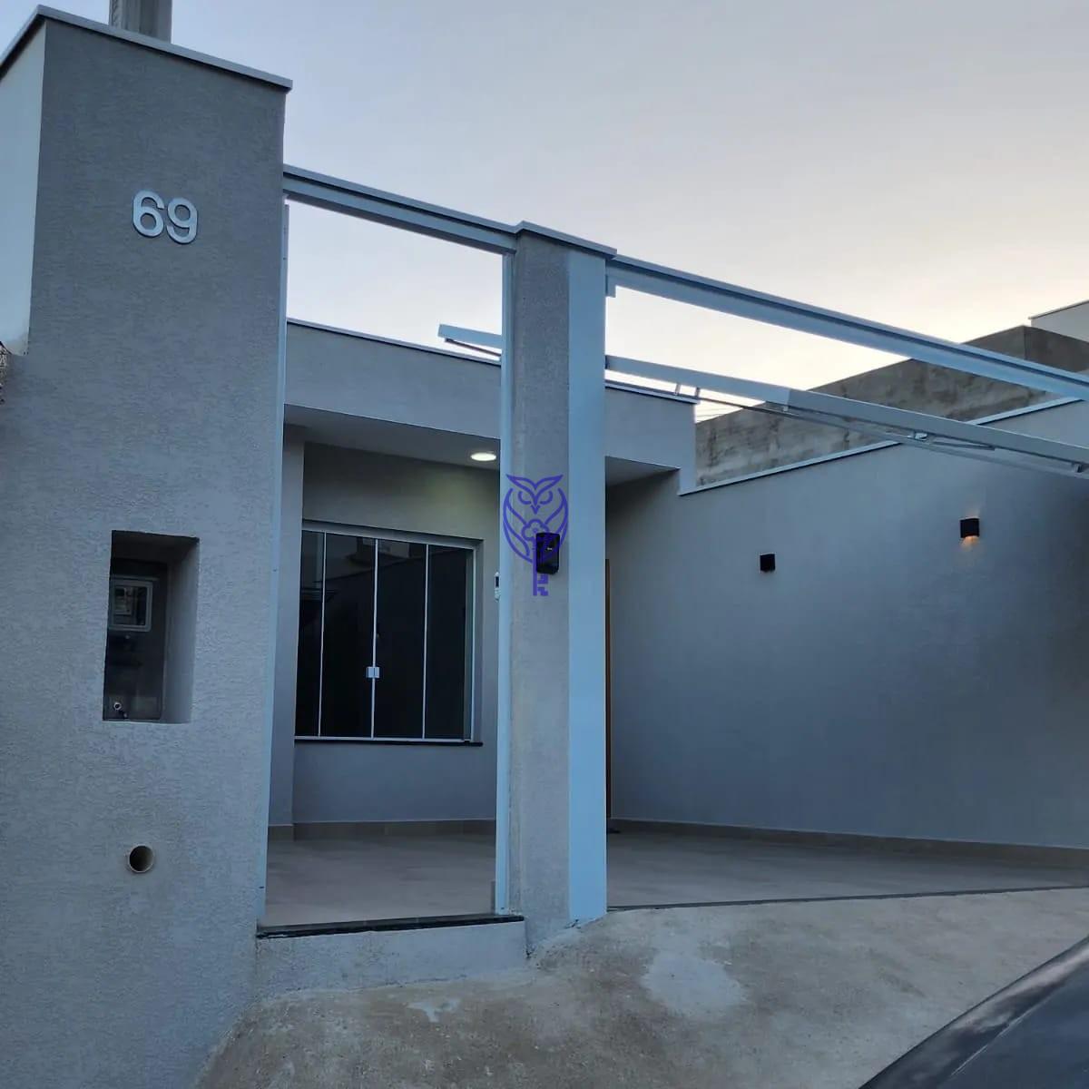 Fachada principal da casa  venda no Parque Modelo, Amparo, com entrada numerada 68